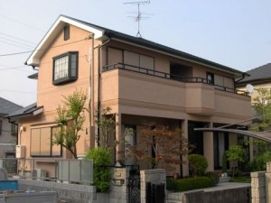 劣化による外壁塗装リフォームです。塗り替えたことで外観が明るくなりました！