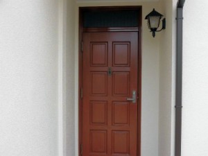 塗り替えたことで高級感のある玄関ドアになりました。