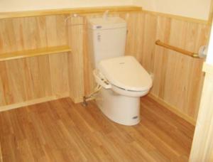 車椅子でもスムーズに移動できるトイレにしました。