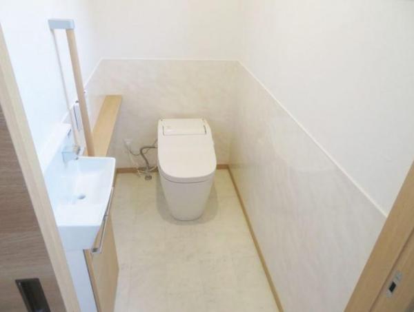 横幅を拡張して広々、清潔感あふれるトイレになりました。