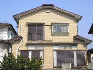 外壁の色を明るい色に変えて塗装したことで新築のようになりました。