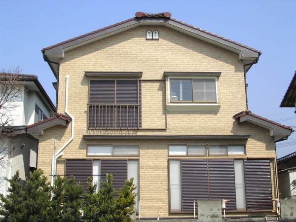 外壁の色を明るい色に変えて塗装したことで新築のようになりました。