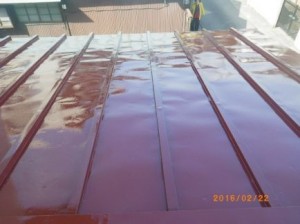 錆が目立っていた屋根を塗装したことによって輝く屋根に生まれ変わりました。