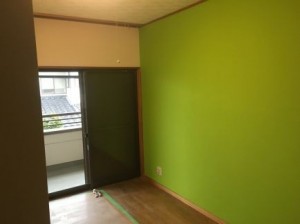 各部屋一面だけをアクセントとなる色を塗装してお洒落な雰囲気に。