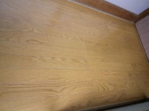 下地から張替えたことで床のきしみも解消されました。