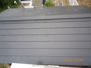 耐久性が高いガリバリウムに屋根を葺き替えました。