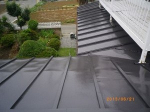見た目はシックで落ち着いた屋根になりました。