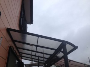 屋根材を再利用し、元通りのテラス屋根になりました。