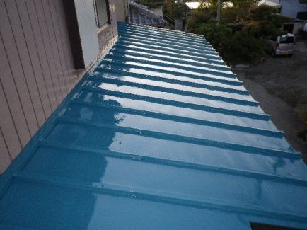 トタン屋根の傷みがなくなり、綺麗な屋根に戻りました。