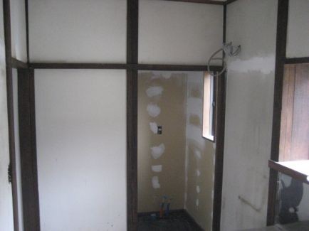 室内壁を真っ白に塗装したことによって部屋が明るくなりました。