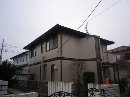既存の外壁をいかしながらもシックな印象に仕上げました。