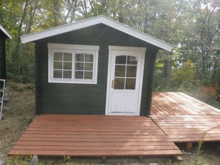 ダークグリーンがお洒落な物置小屋に。