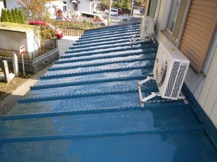 錆が目立っていたトタン屋根を塗り替え、新築のような見た目に。