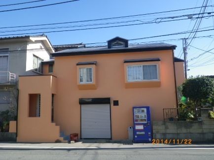 助成金を利用して塗り替え、鮮やかなオレンジの外観に変身しました。