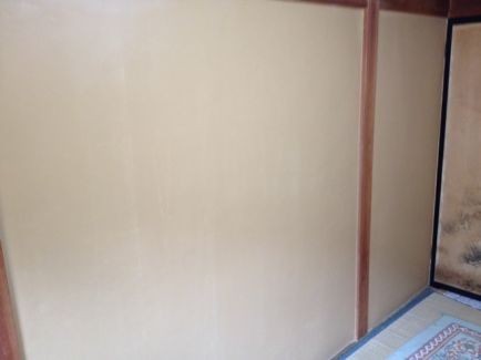 既存の和室の雰囲気を壊さず、壁の塗装を行いました。