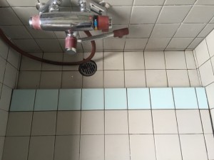 ヒビ割れしている浴室床タイルの一部を補修、張り替えました！