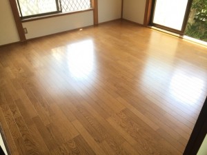 和室から洋室へリフォーム。壁、床、天井、襖を貼り替えました。