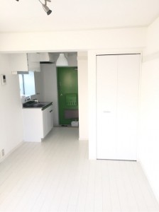 間仕切り戸を撤去してガラリと印象を変えたワンルームマンションの一室です。