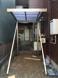 アパートの敷地にサイクルポートを新たに設置しました。