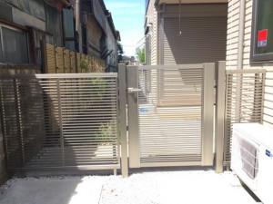 シンプルでデザインも合いやすい門扉を選択し、とりつけました。
