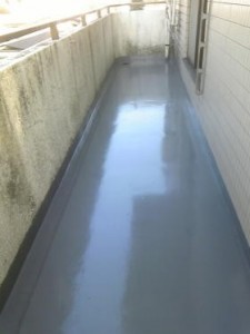 ヒビ割れ、階下に水漏れていたベランダの防水塗装工事です。