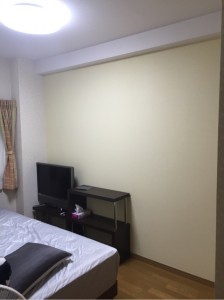 部屋の一面だけクロスを貼り替えました。低コストで部屋のイメージがガラリと変わります。