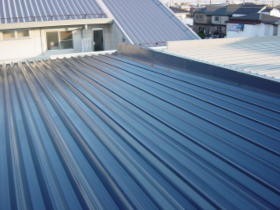 倉庫の屋根から雨漏り発生。補修と塗装を施工しました。