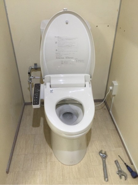 従業員用の和式トイレを洋式トイレにリフォーム。使い勝手がよくなりました。
