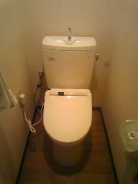 水漏れとともにウォシュレットも新規交換。快適なトイレ空間に変わりました