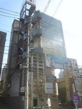 雨漏りが発生していた商業ビルの防水塗装と外壁塗装を行いました。