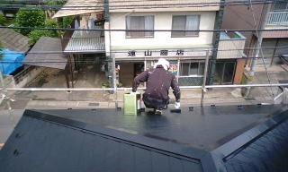 遮熱塗料を塗ることで屋根に当たる太陽光を跳ね返し、室内を快適に。