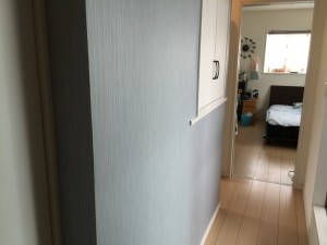 階段ホールを活用して収納スペースに。内部は杉板を貼り、湿気対策も。