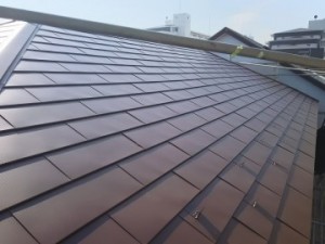 劣化の激しかった屋根をガルバリウム鋼板に葺き替え、熱にも強い屋根にしました