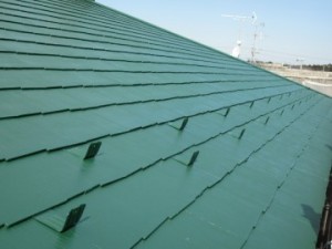 色褪せしにくく、遮熱効果も期待できる鮮やかなグリーンの屋根に