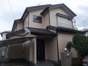 蓄熱による膨れが多数見られましたが、綺麗に除去し塗り替えました！