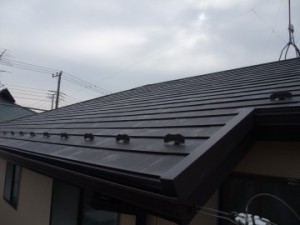 ストレート板からガルバリウム鋼板の強い屋根へ葺き替えました