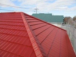 赤い屋根が目をひく素敵な洋風の家に