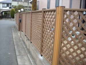 メンテナンスが不要の人工木フェンスに取り替えました