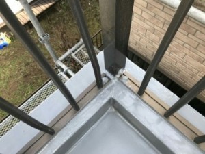 腐食が進んでいた木枠や雨漏りに怪しい箇所を徹底的に補修し安全なベランダに