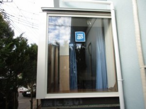 結露が酷く腐食していた出窓を下地からやり直し、複層ガラスに交換。省エネ効果も期待できます。