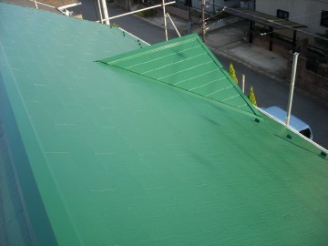 遮熱塗料で2階の暑さも軽減！グリーンの鮮やかな屋根にもなり外観のアクセントにも！