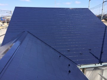 長年蓄積された汚れを落とし、鮮やかなブルーの屋根に
