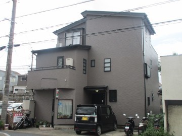 明るさを落とし落ち着いた雰囲気の店舗兼住宅に