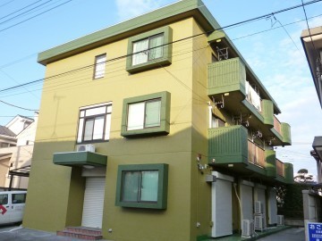 特注で２色を色分けし、お洒落な外観に