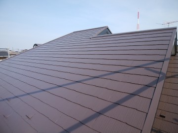 棟板金の補修と、屋根全体を塗り替え。ブラウンの素敵な屋根に仕上がりました