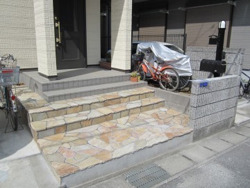 外観との相性もばっちりの玄関土間になりました。