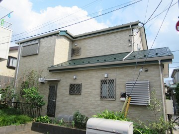 既存の外壁を活かし、耐候性の高い塗料で塗り替え新築当時のような外観に！
