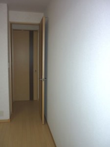 ひとつの子供部屋を2部屋に。壁を取り付けました。