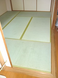 ボロボロで劣化してきた畳の表がえを行いました。新築同様綺麗な和室に。