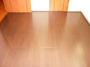 マンションのカーペット敷き洋室を掃除もしやすいフローリングへ。